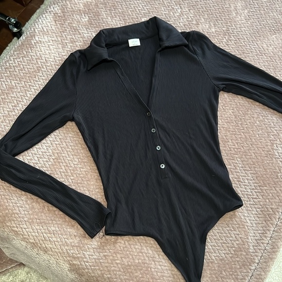 Aritzia Tops - Aritzia v neck bodysuit